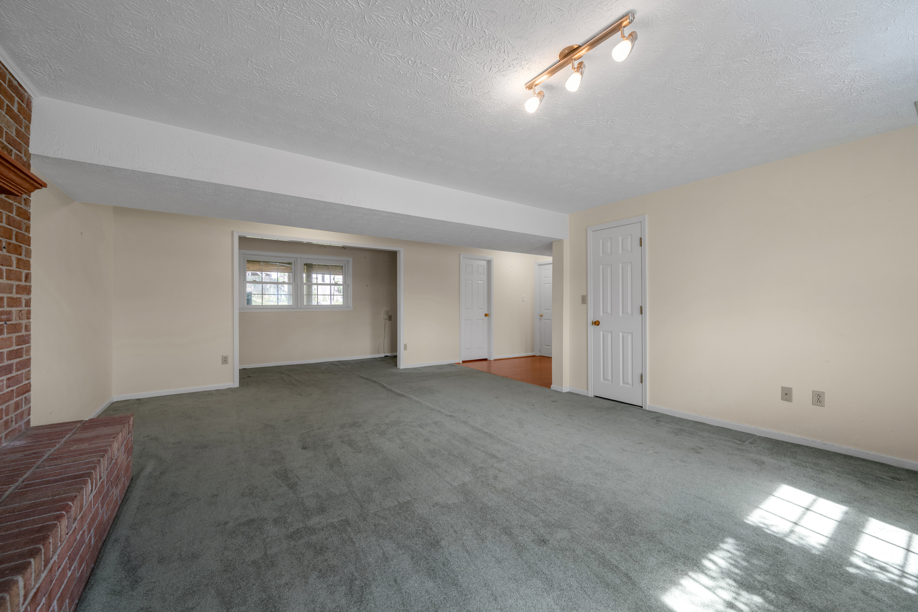  4368 Clemens Drive - 物件實景