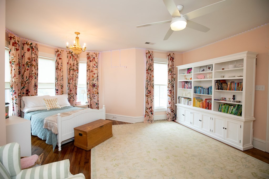 Farmville, Virginia, 23901, United States, 5 Bedrooms Bedrooms, ,5 BathroomsBathrooms,Residential,For Sale,1837086