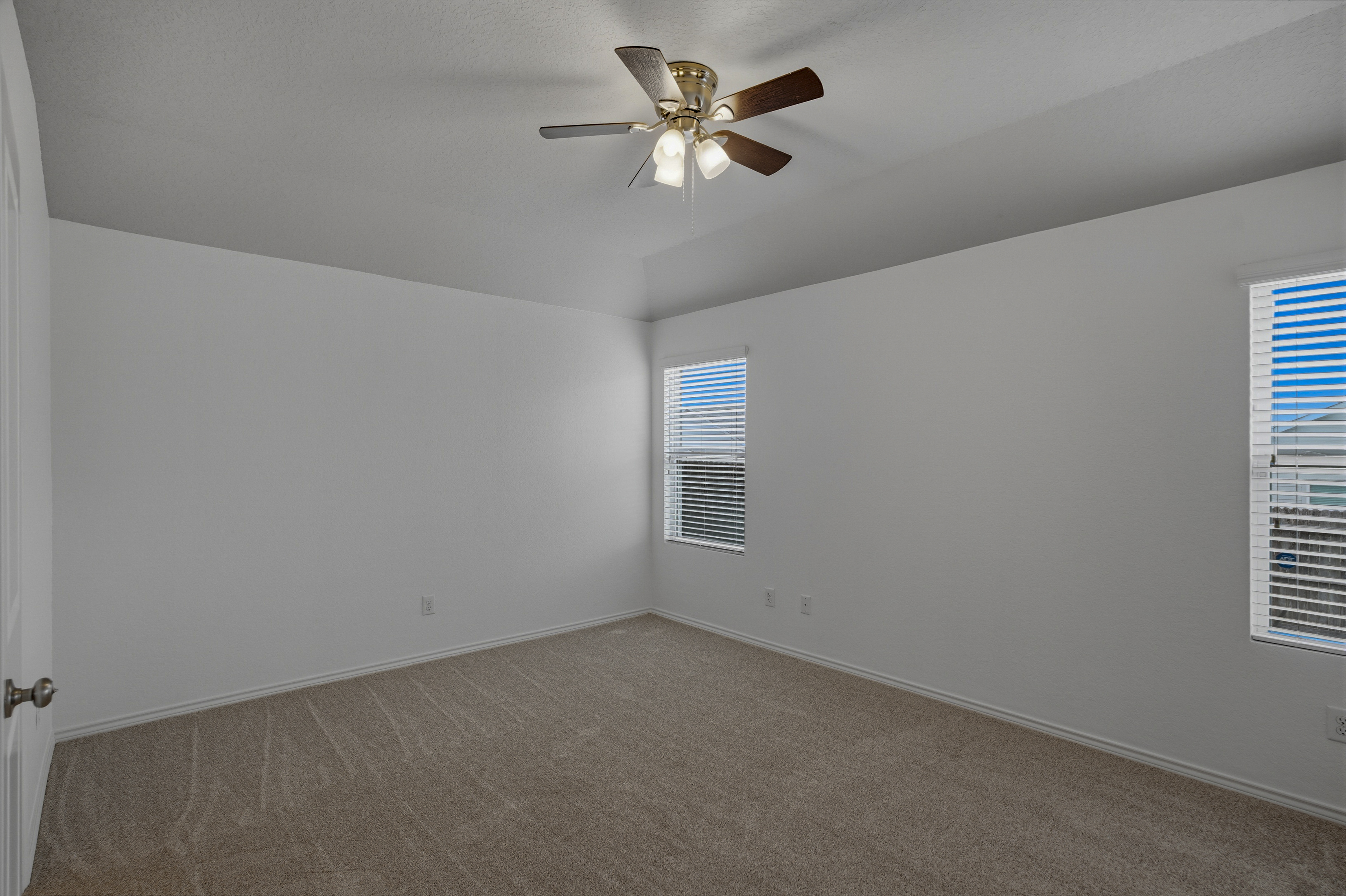  Beautifully Updated With Open Concept - 物件實景