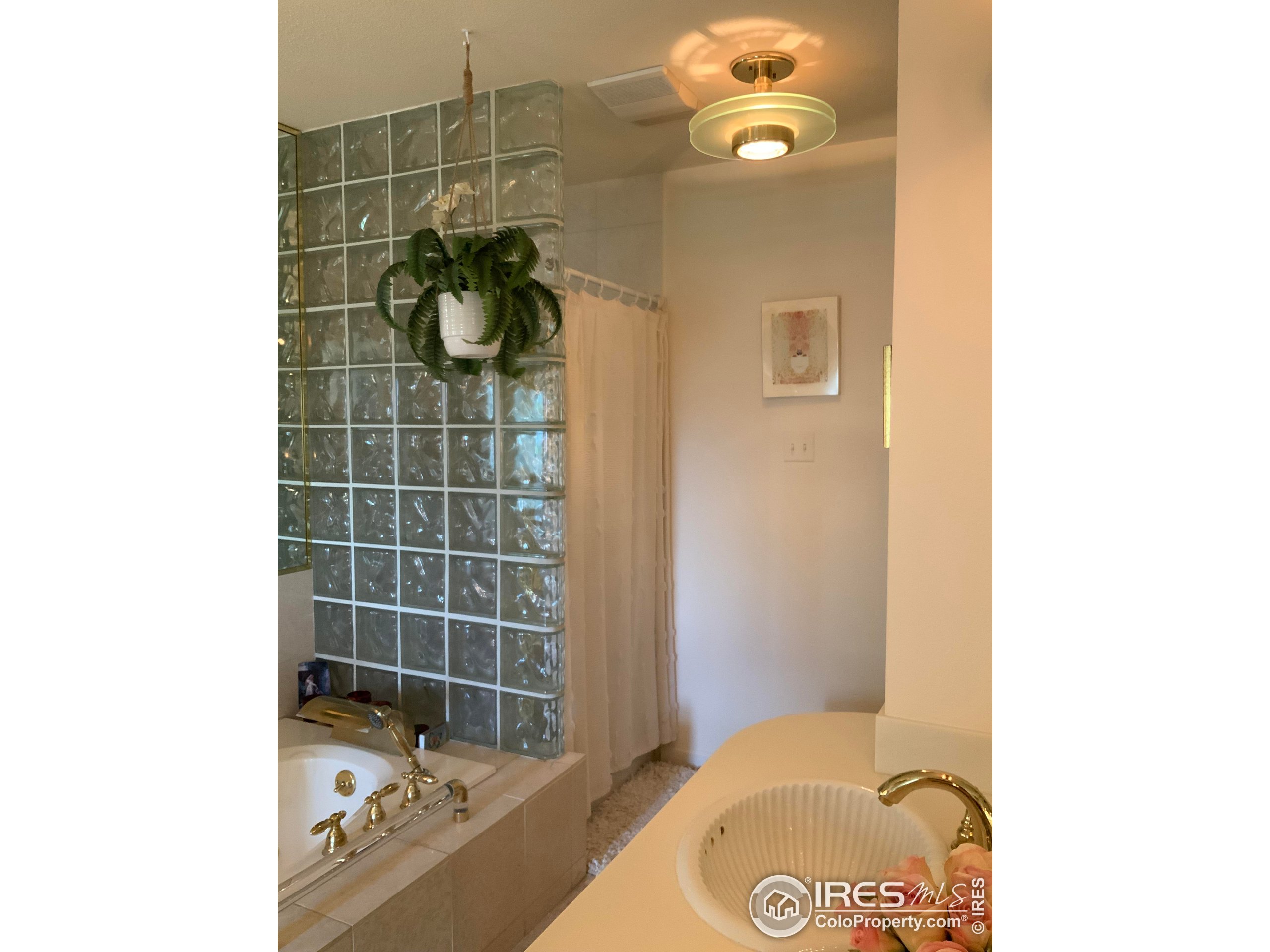 Boulder, Colorado, 80301, United States, 2 Bedrooms Bedrooms, ,2 BathroomsBathrooms,Residential,For Sale,1942273