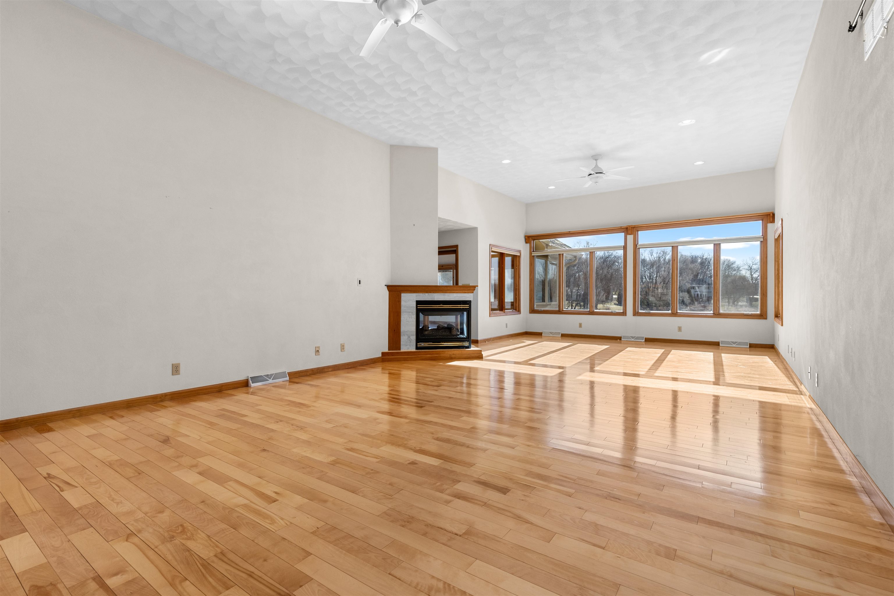 Roscoe, Illinois, 61073, United States, 3 Bedrooms Bedrooms, ,4 BathroomsBathrooms,Residential,For Sale,2011367