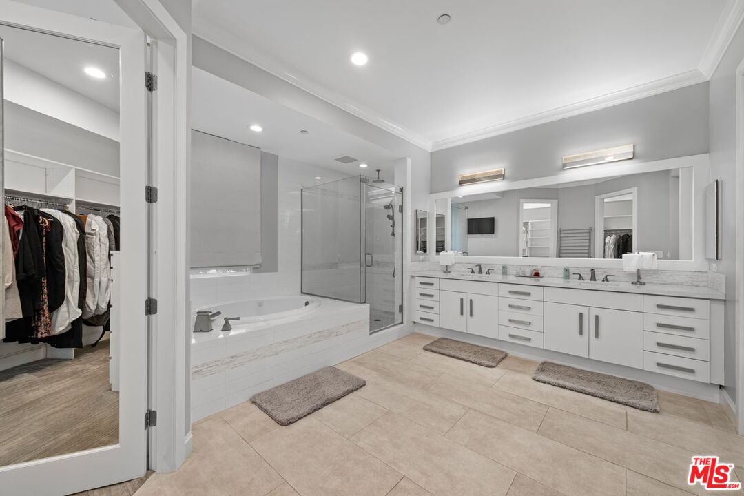 Los Angeles, California, 90094, United States, 3 Bedrooms Bedrooms, ,4 BathroomsBathrooms,Residential,For Sale,1947041