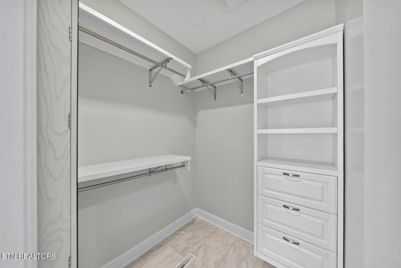 Oak Ridge, Tennessee, 37830, United States, 4 Bedrooms Bedrooms, ,3 BathroomsBathrooms,Residential,For Sale,2003025