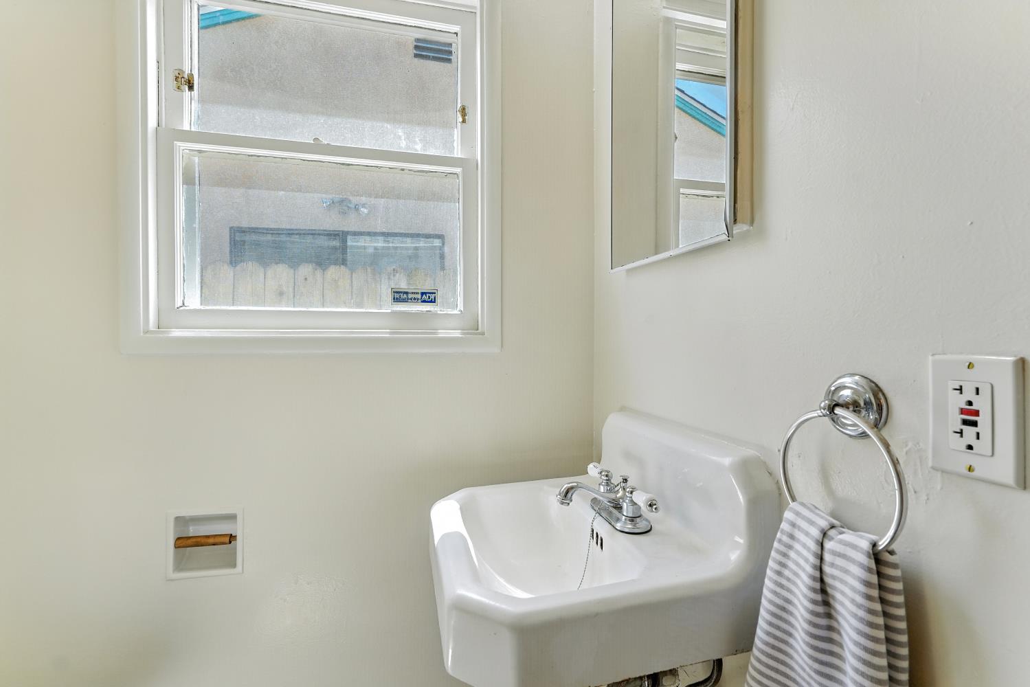 Sacramento, California, 95820, United States, 3 Bedrooms Bedrooms, ,2 BathroomsBathrooms,Residential,For Sale,1940182