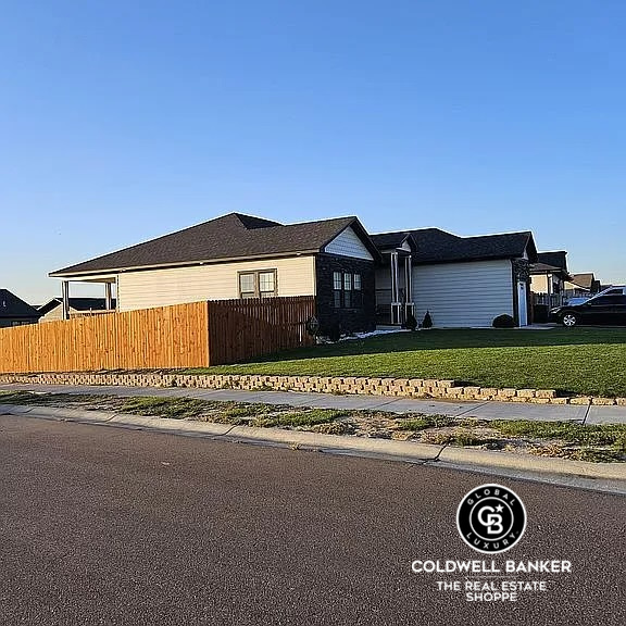 Garden City, Kansas, 67846, United States, 6 Bedrooms Bedrooms, ,3 BathroomsBathrooms,Residential,For Sale,1737851