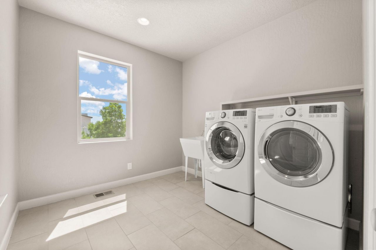 Rio Rancho, New Mexico, 87124, United States, 4 Bedrooms Bedrooms, ,3 BathroomsBathrooms,Residential,For Sale,1924973