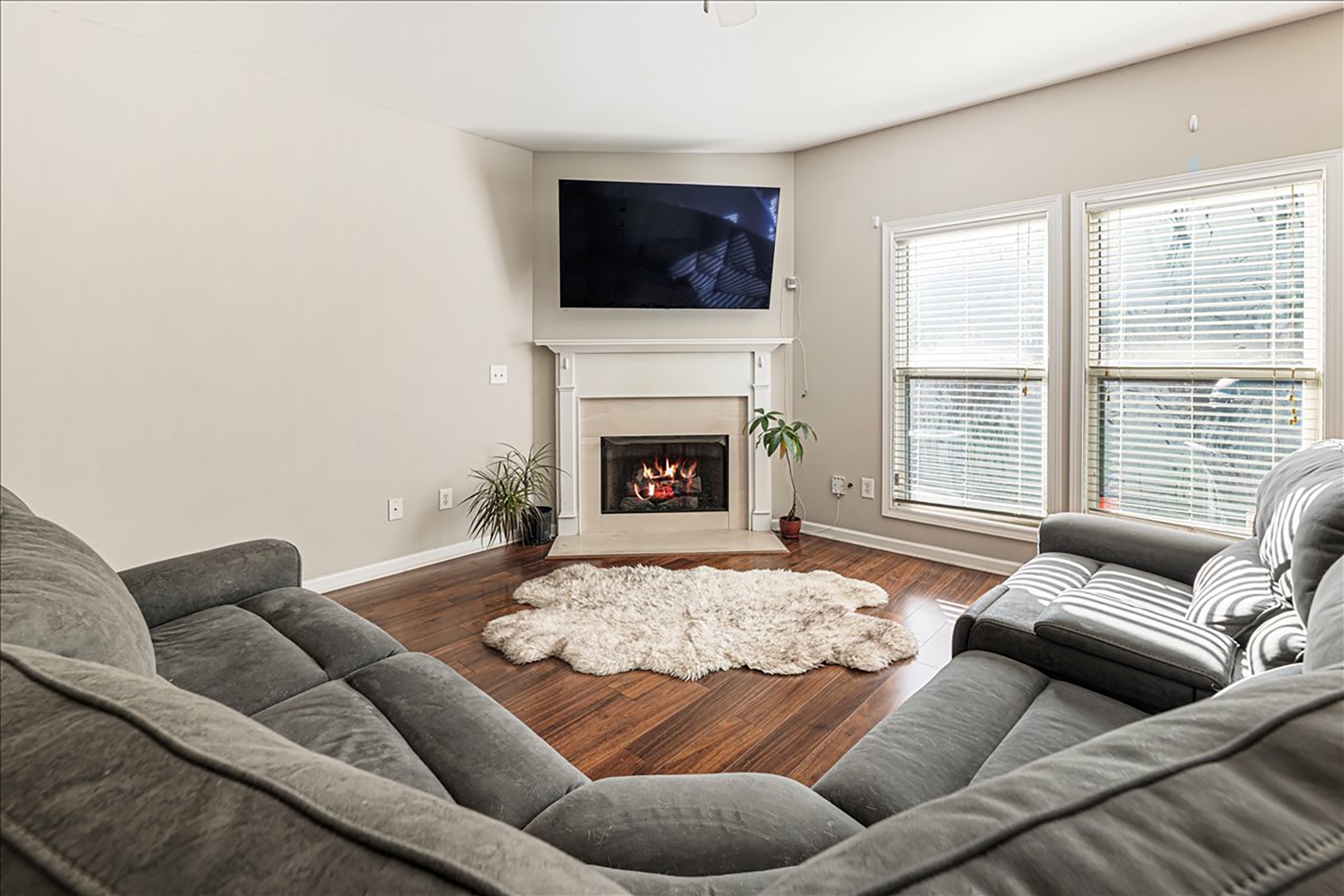  Charming Townhome Offers Low-Maintenance Living with No Rental Restrictions - 物件實景