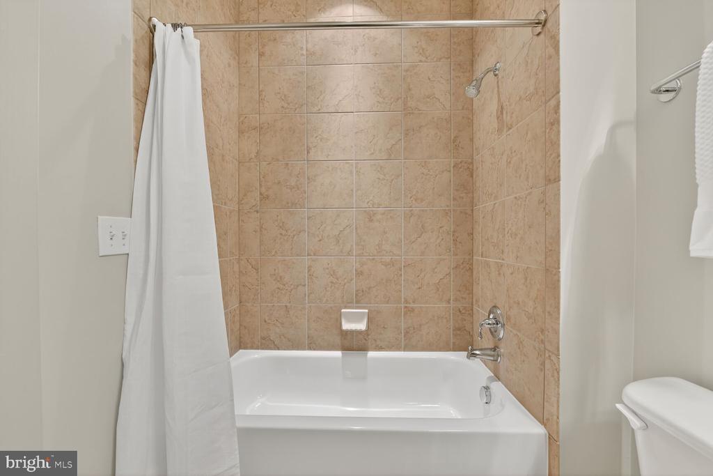 Arlington, Virginia, 22201, United States, 2 Bedrooms Bedrooms, ,2 BathroomsBathrooms,Residential,For Sale,1927773