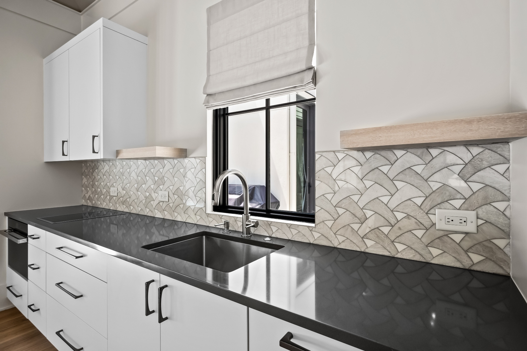  700 Stucco Lane, Mount Pleasant - 物件實景