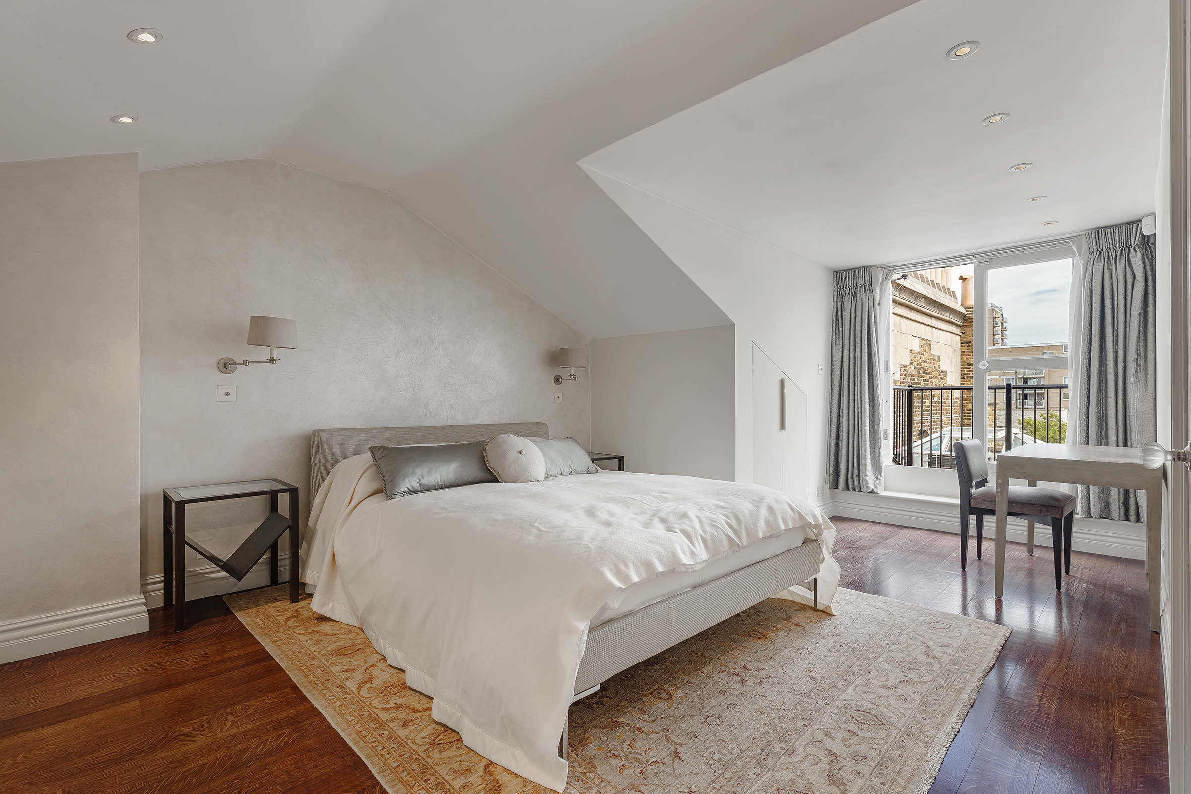  A Grand Triplex Apartment Overlooking Regent