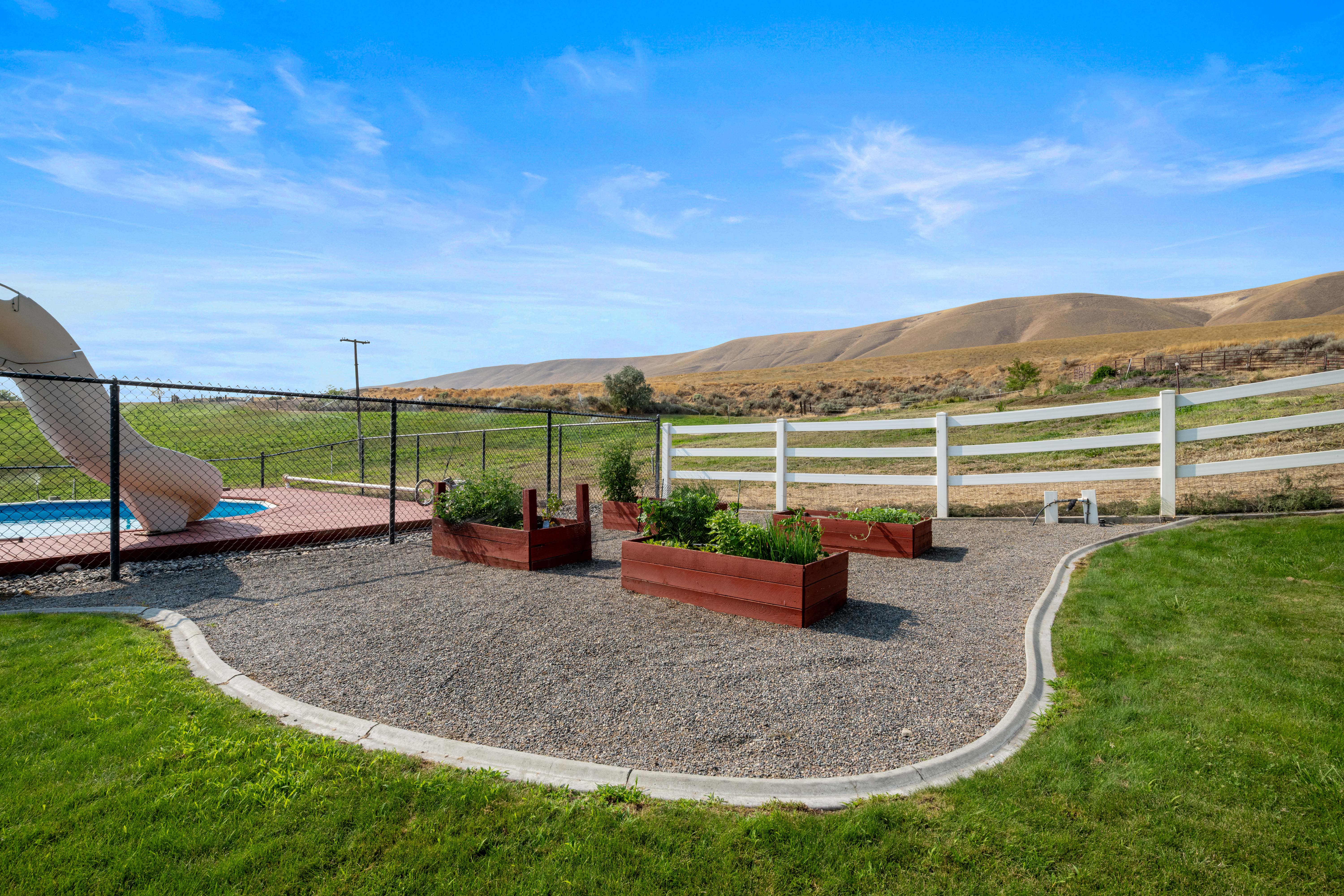  5.4 Acres, Barn, Shop, Pool and Views - 物件實景
