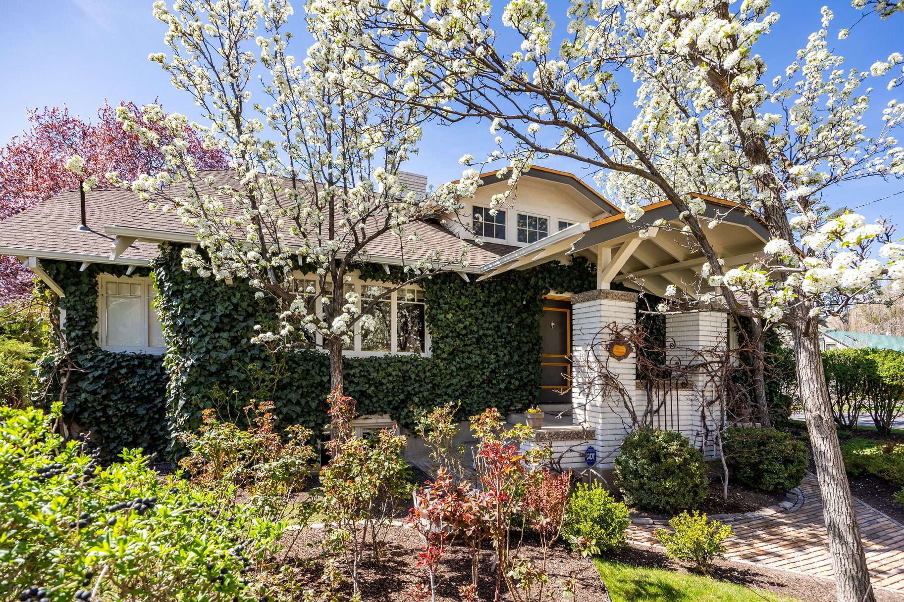  Timeless Bungalow with Enjoyable Outdoor Living - 物件實景