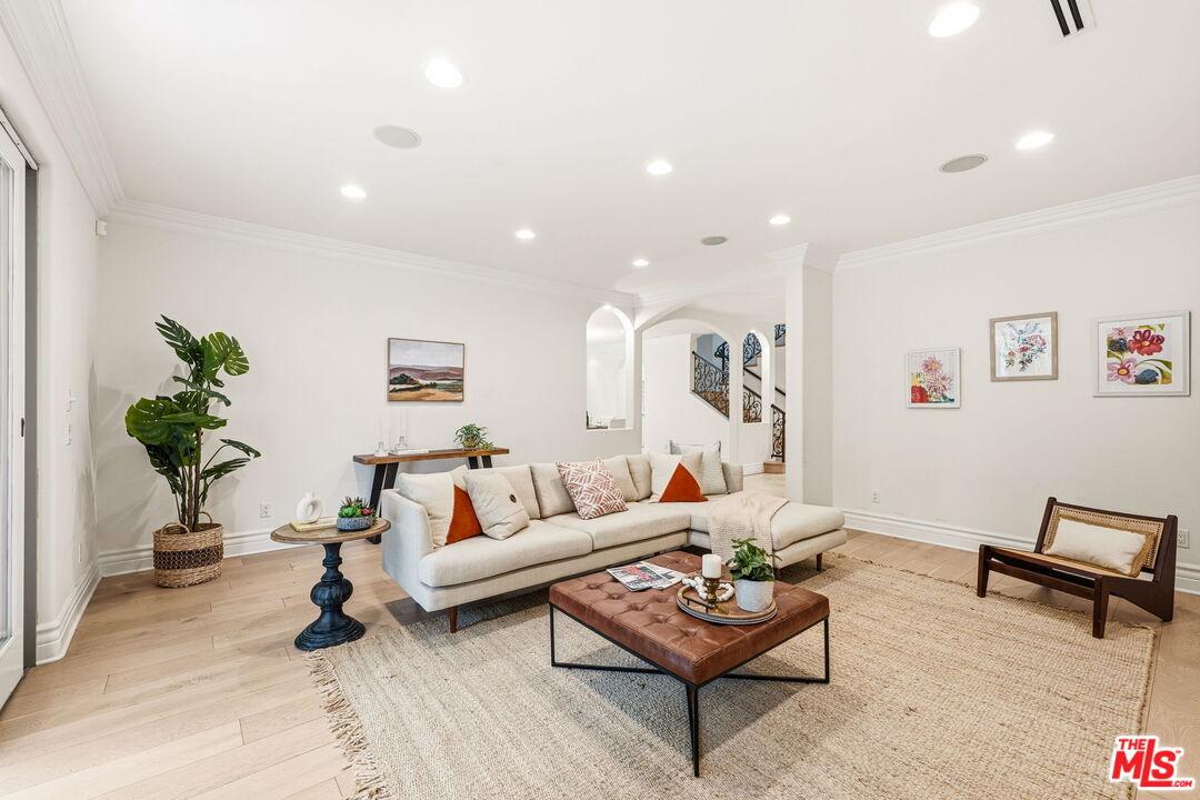 Encino, California, 91436, United States, 4 Bedrooms Bedrooms, ,3 BathroomsBathrooms,Residential,For Sale,1988091