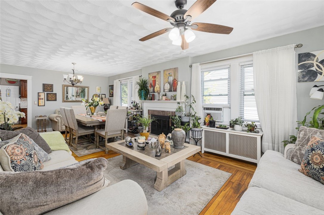 Cranston, Rhode Island, 02910, United States, 3 Bedrooms Bedrooms, ,3 BathroomsBathrooms,Residential,For Sale,1969292