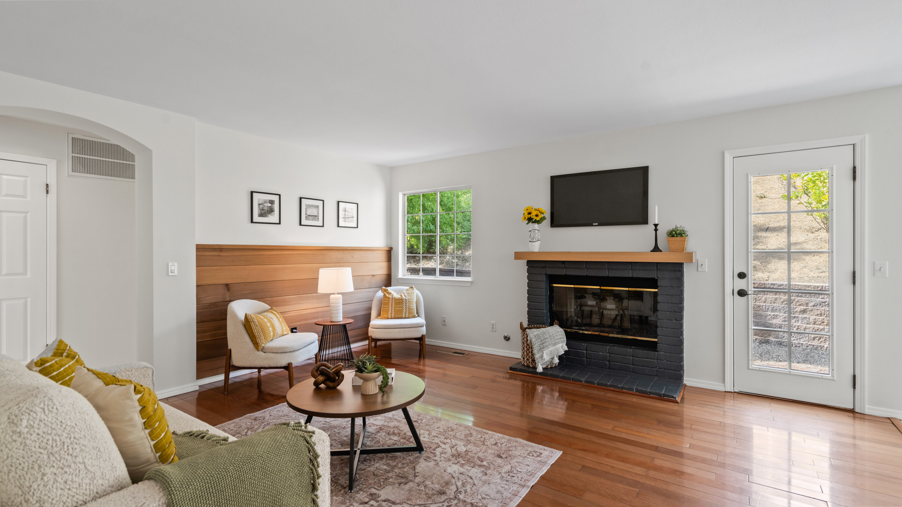  Coveted Contemporary House in Victoria Neighborhood - 物件實景