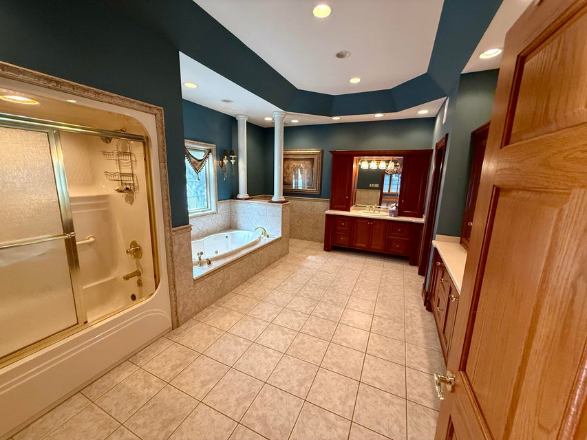 Somerset, Kentucky, 42501, United States, 5 Bedrooms Bedrooms, ,5 BathroomsBathrooms,Residential,For Sale,1975383