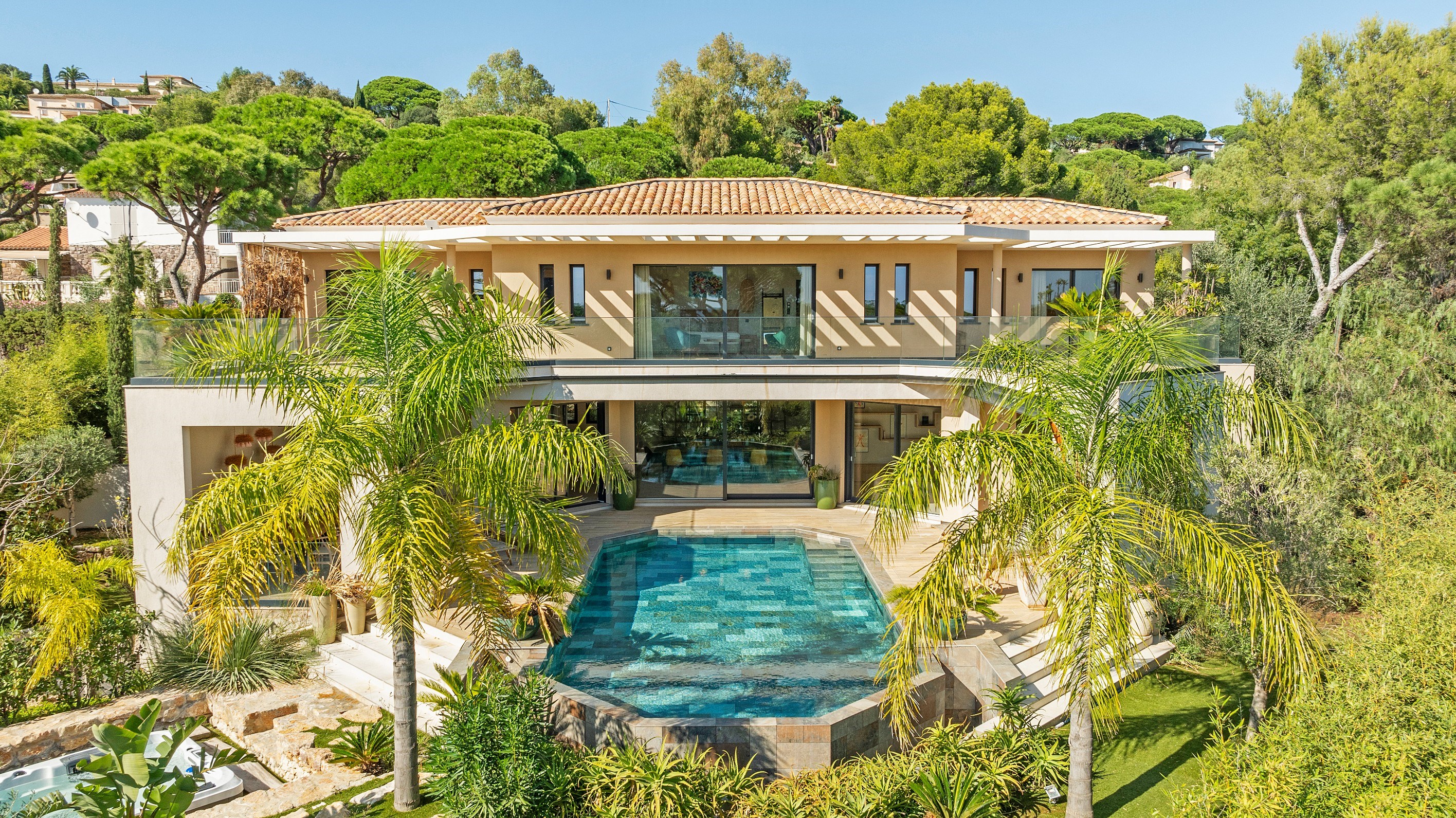  Exceptional contemporary villa for sale in Sainte-Maxime: 440 sqm, 5 bedrooms, … - 物件實景