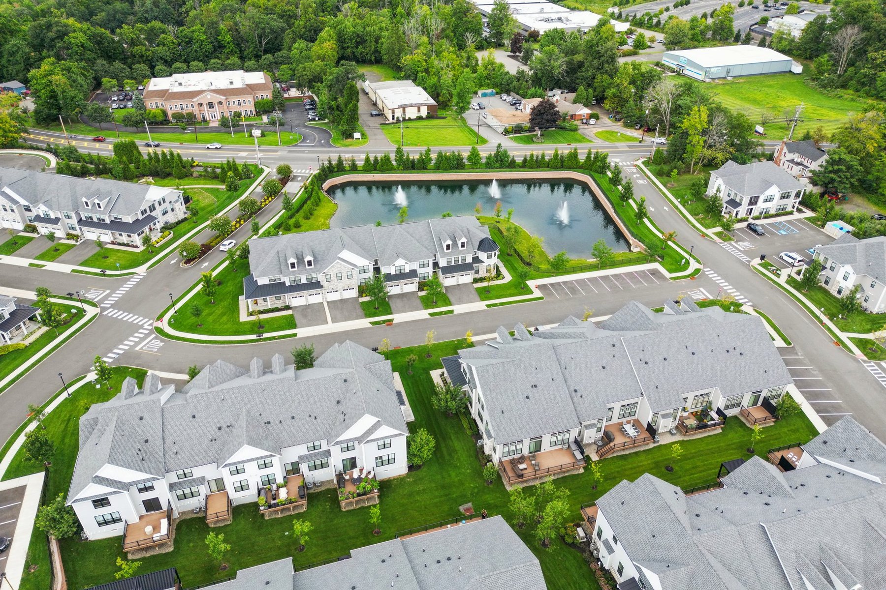  Luxury Privacy and Effortless Living in this ?Warren Villas? End Unit Townhome - 物件實景