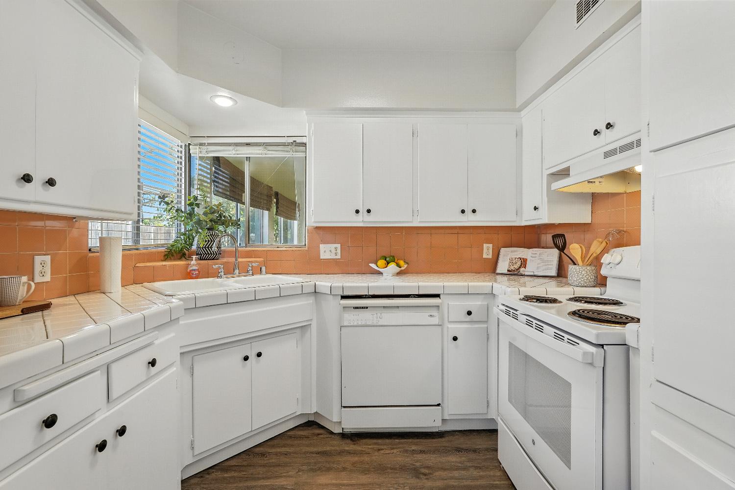 Sacramento, California, 95820, United States, 3 Bedrooms Bedrooms, ,2 BathroomsBathrooms,Residential,For Sale,1940182