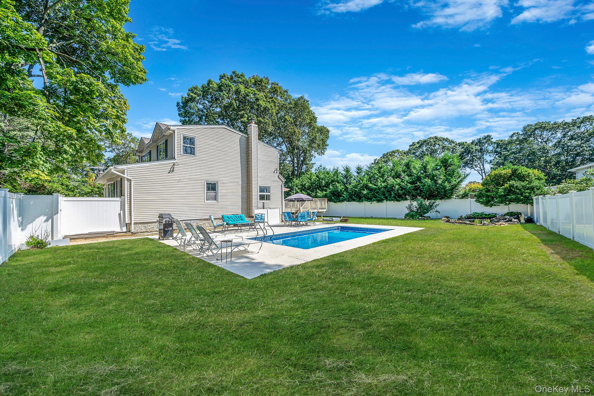 West Islip, New York, 11795, United States, 4 Bedrooms Bedrooms, ,4 BathroomsBathrooms,Residential,For Sale,1925742