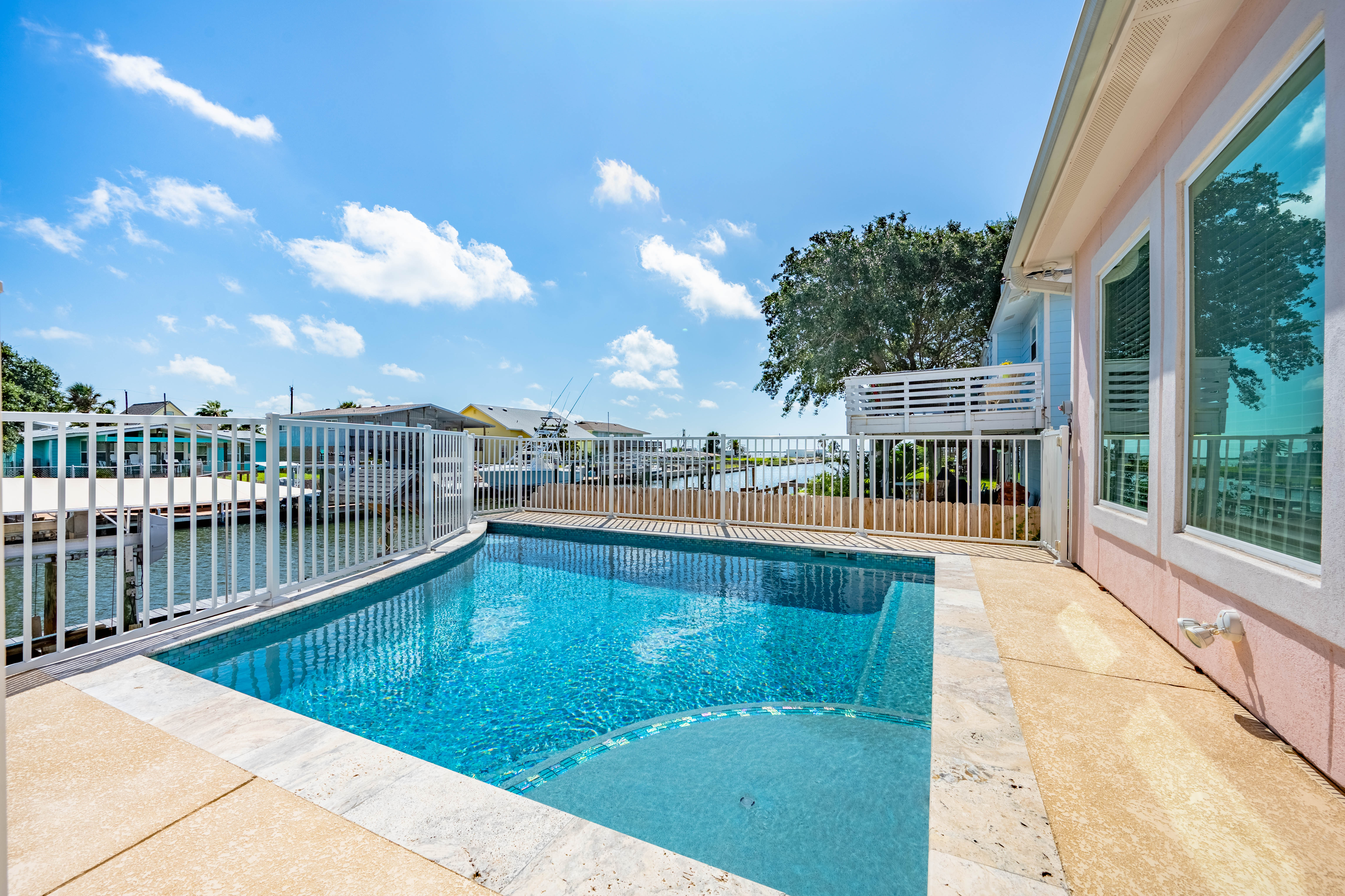  Waterfront Retreat with Heated Pool and Boat Lift - 物件實景