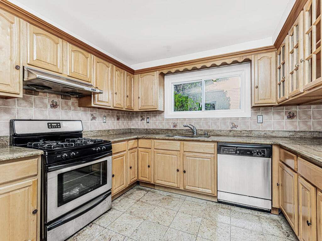 Yonkers, New York, 10710, United States, 5 Bedrooms Bedrooms, ,3 BathroomsBathrooms,Residential,For Sale,1983981