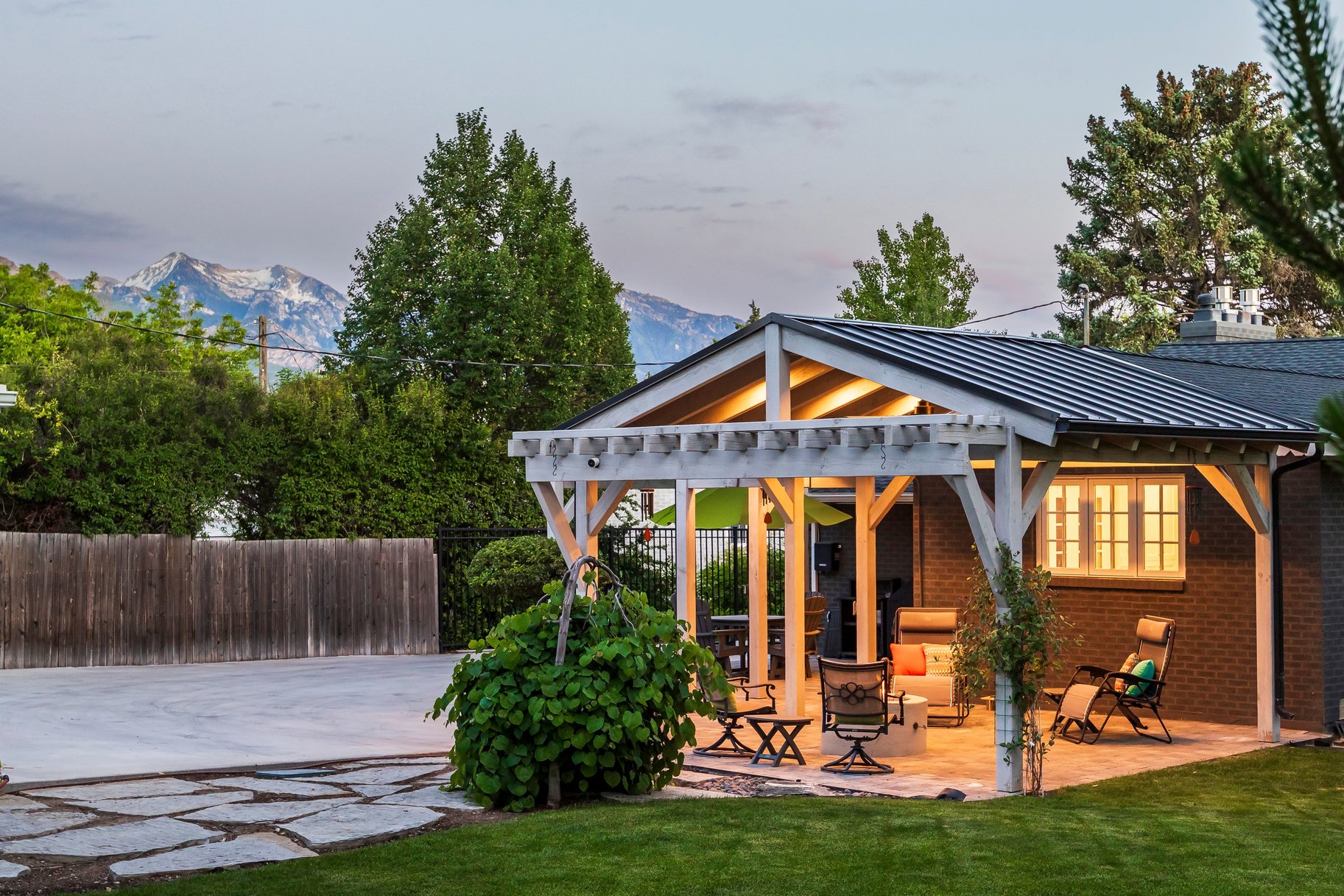  Tastefully Updated Holladay Rambler on .60 acre Manicured Lot - 物件實景