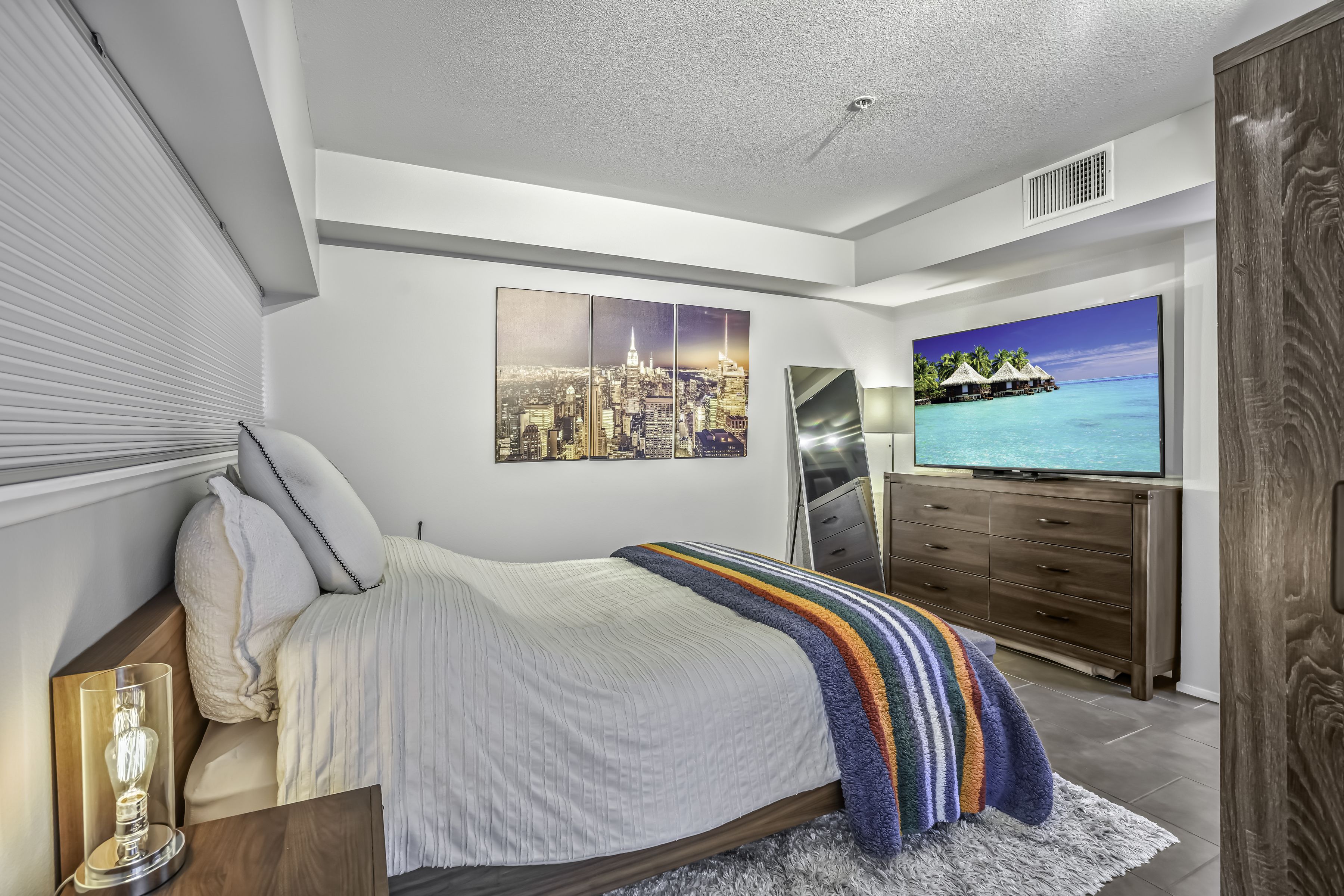  7320 Hawthorn Ave - 物件實景