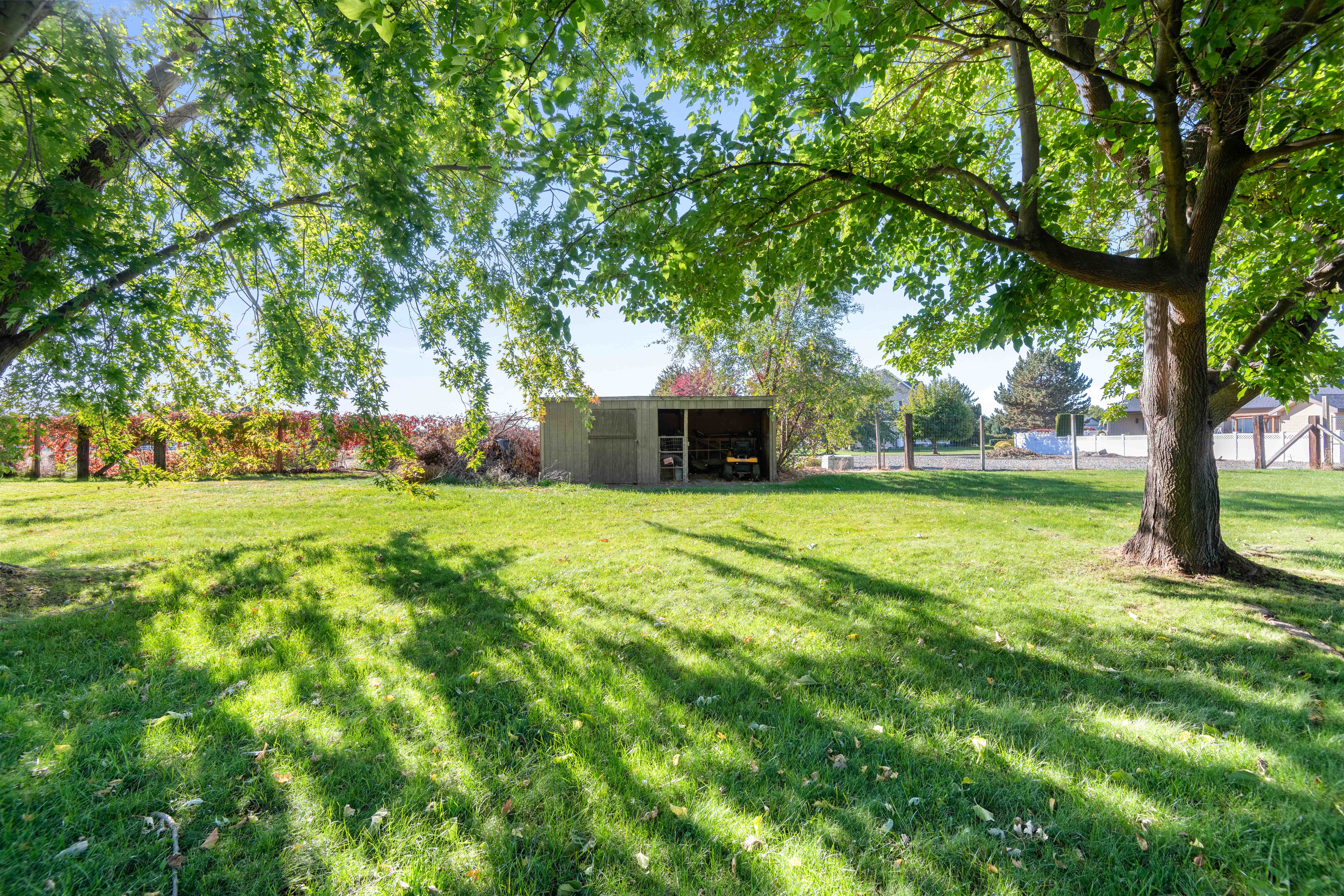  Property with a POOL and room for a shop - 物件實景