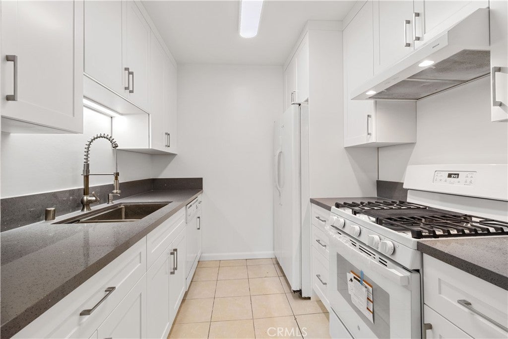 Sherman Oaks, California, 91411, United States, 2 Bedrooms Bedrooms, ,2 BathroomsBathrooms,Residential,For Sale,1847067