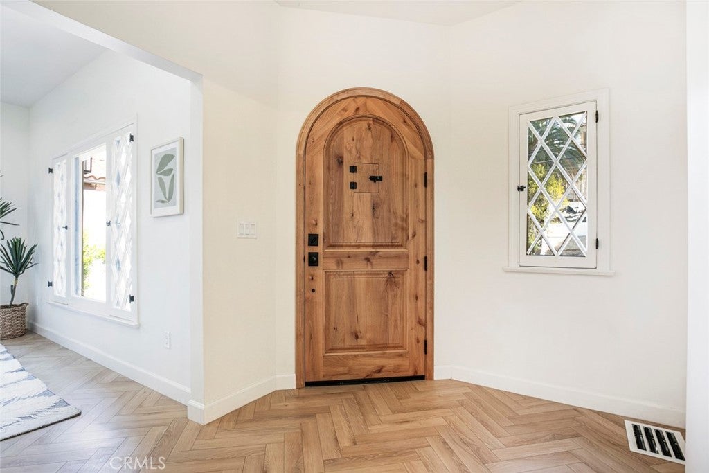 Los Angeles, California, 90027, United States, 4 Bedrooms Bedrooms, ,3 BathroomsBathrooms,Residential,For Sale,1942315