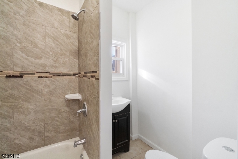 Irvington Twp., New Jersey, 07111, United States, 6 Bedrooms Bedrooms, ,2 BathroomsBathrooms,Residential,For Sale,1896504
