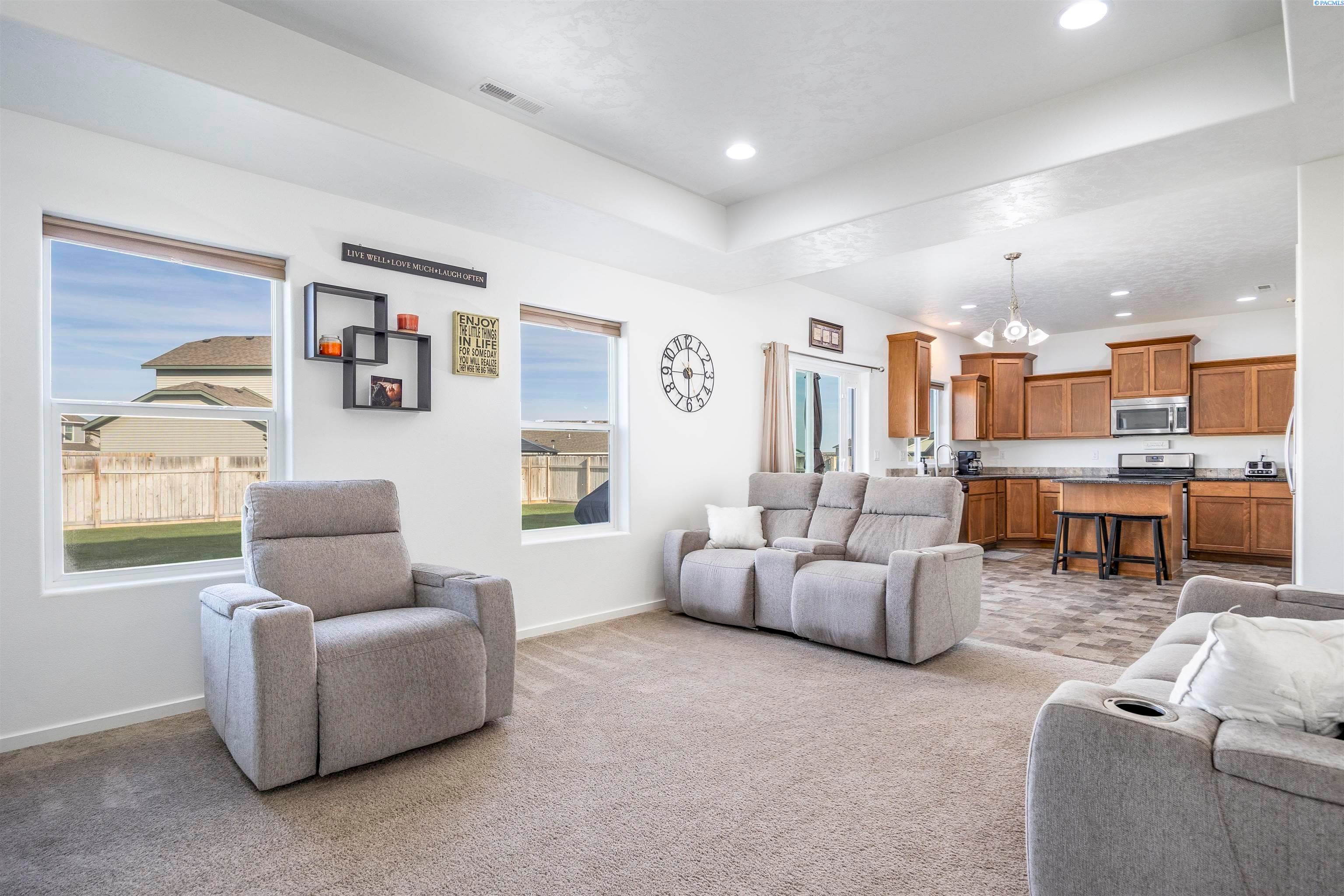 Pasco, Washington, 99301, United States, 4 Bedrooms Bedrooms, ,3 BathroomsBathrooms,Residential,For Sale,1974657