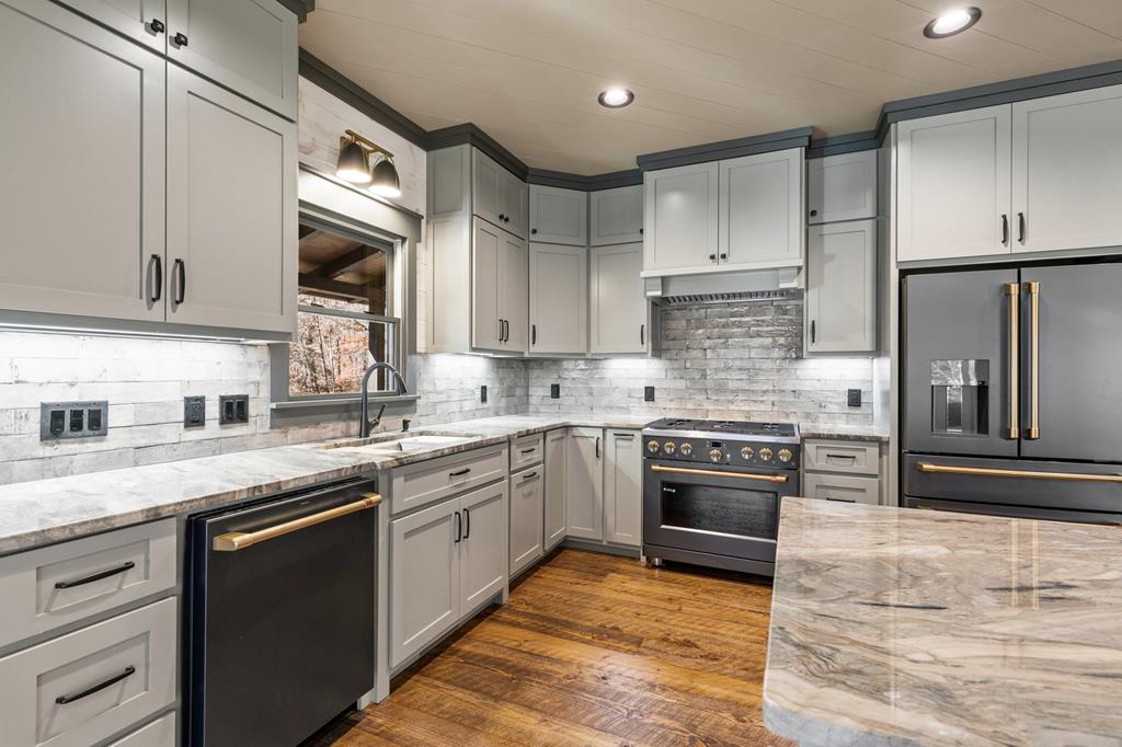 Mineral Bluff, Georgia, 30559, United States, 4 Bedrooms Bedrooms, ,5 BathroomsBathrooms,Residential,For Sale,1986837