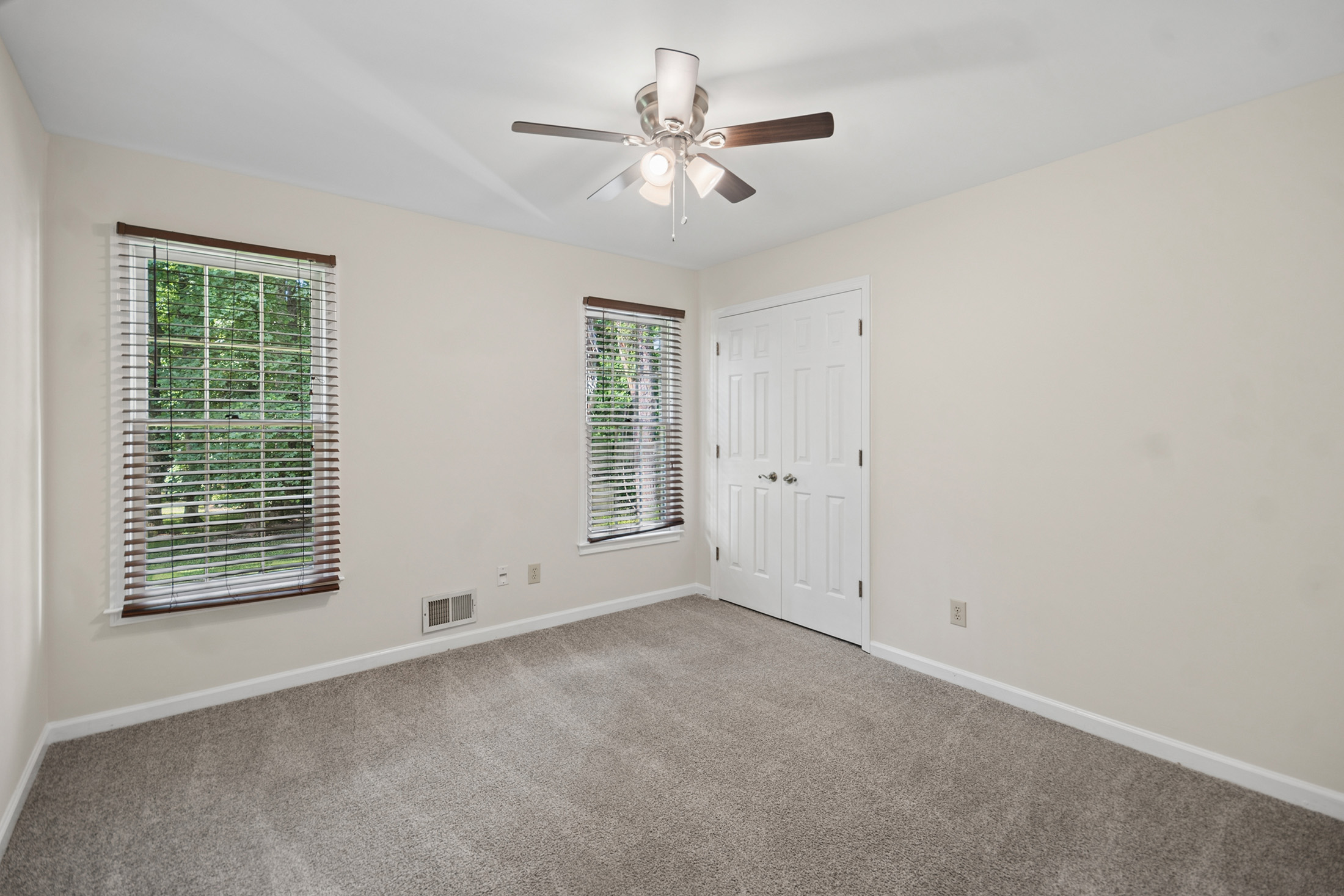  Beautifully Refreshed Ranch Nestled on an Expansive Cul-de-sac Lot - 物件實景