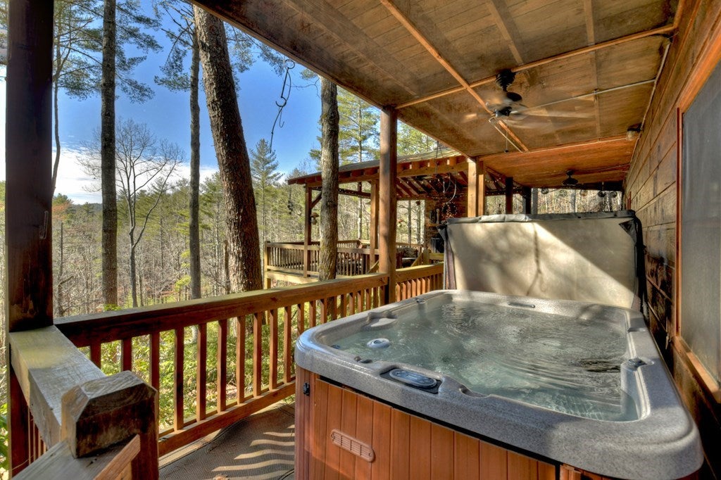 Blue Ridge, Georgia, 30513, United States, 5 Bedrooms Bedrooms, ,3 BathroomsBathrooms,Residential,For Sale,1859045