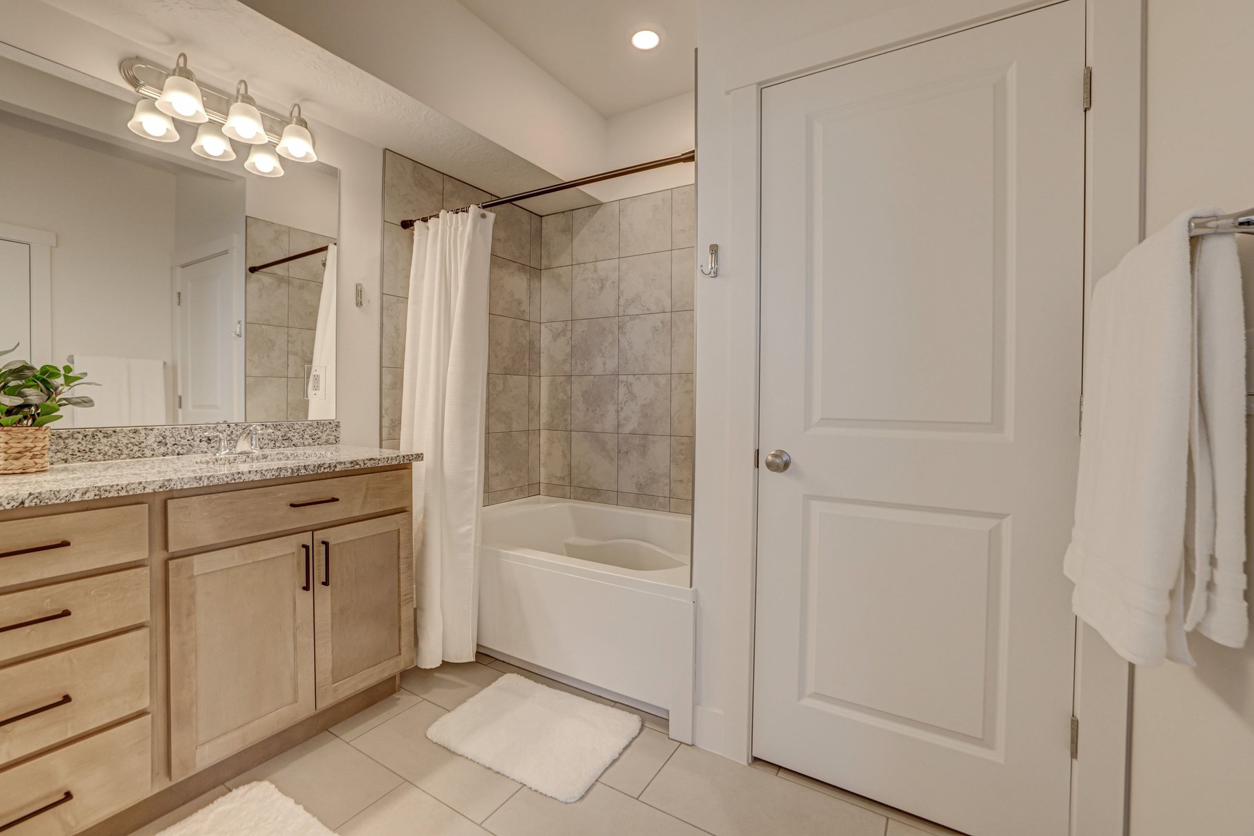  Move-in ready. Desert Color - Furnished 3 bed townhome - 物件實景