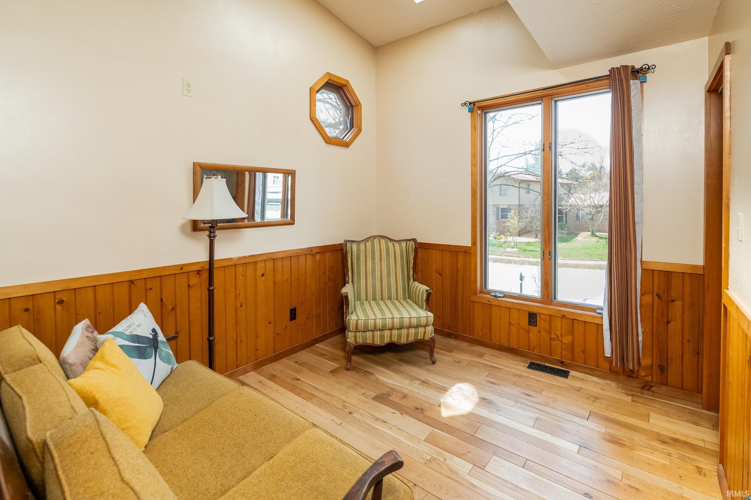 Bloomington, Indiana, 47401, United States, 8 Bedrooms Bedrooms, ,5 BathroomsBathrooms,Residential,For Sale,1988633