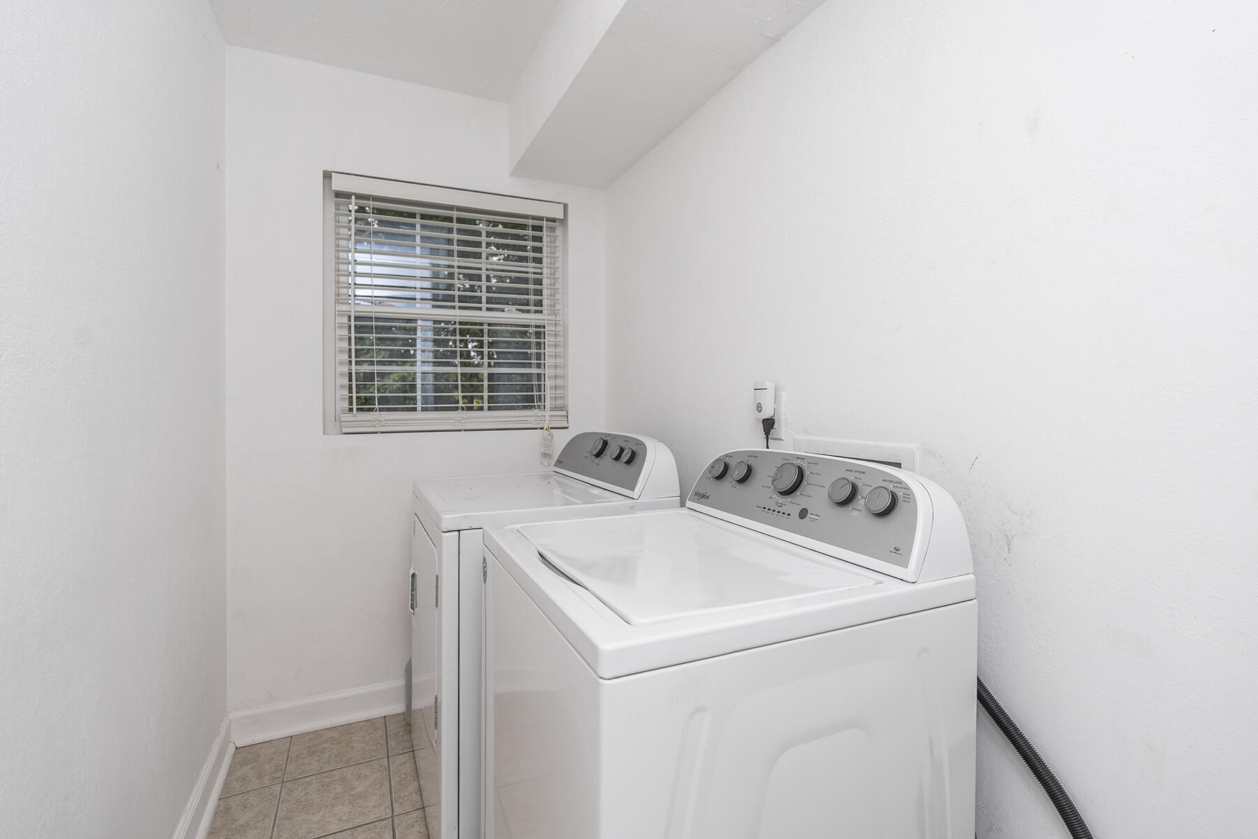 Jeffersonville, Kentucky, 40337, United States, 5 Bedrooms Bedrooms, ,4 BathroomsBathrooms,Residential,For Sale,1989610