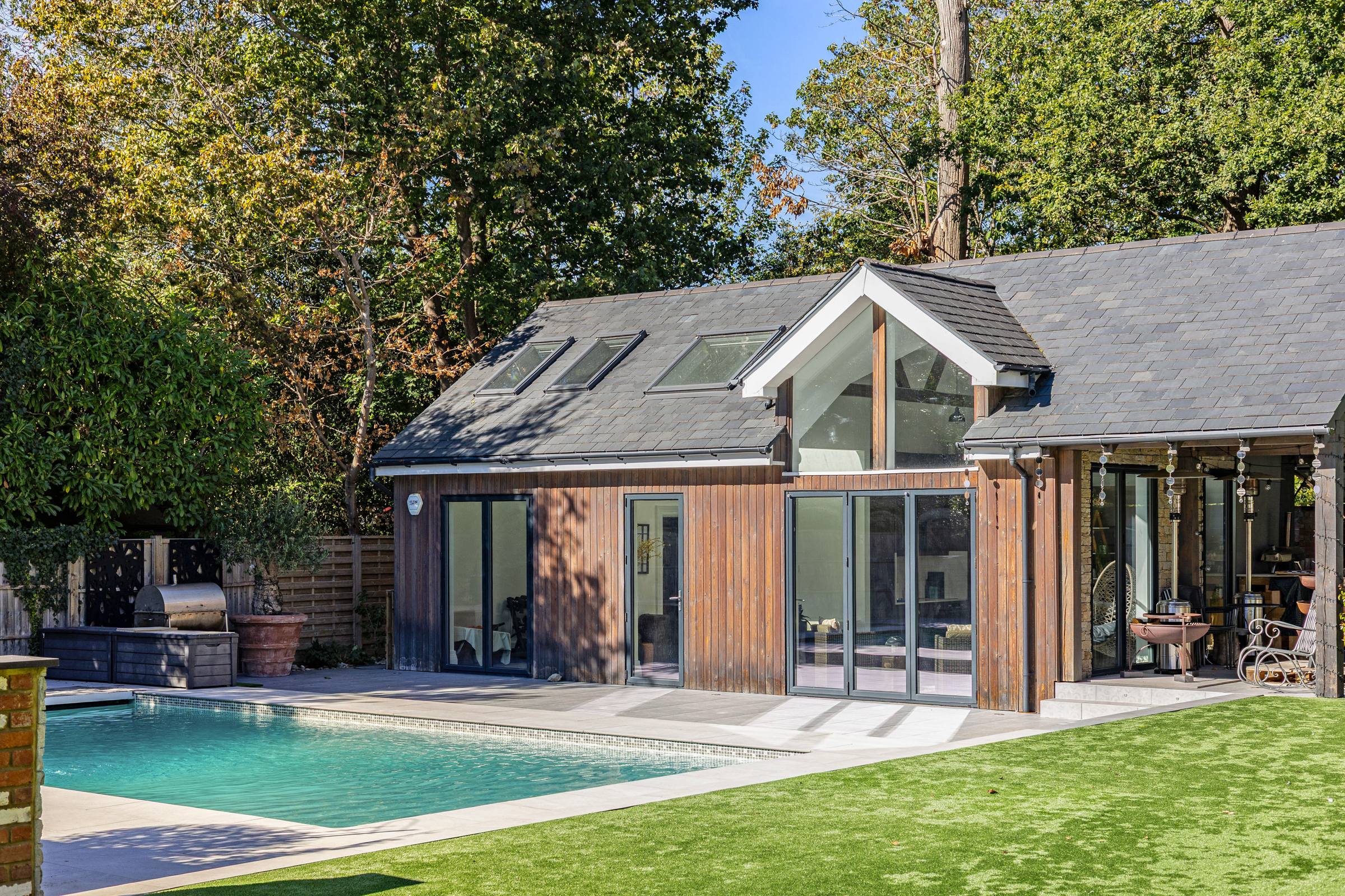  A seven-bedroom Cobham home with a swimming pool and landscaped gardens - 物件實景