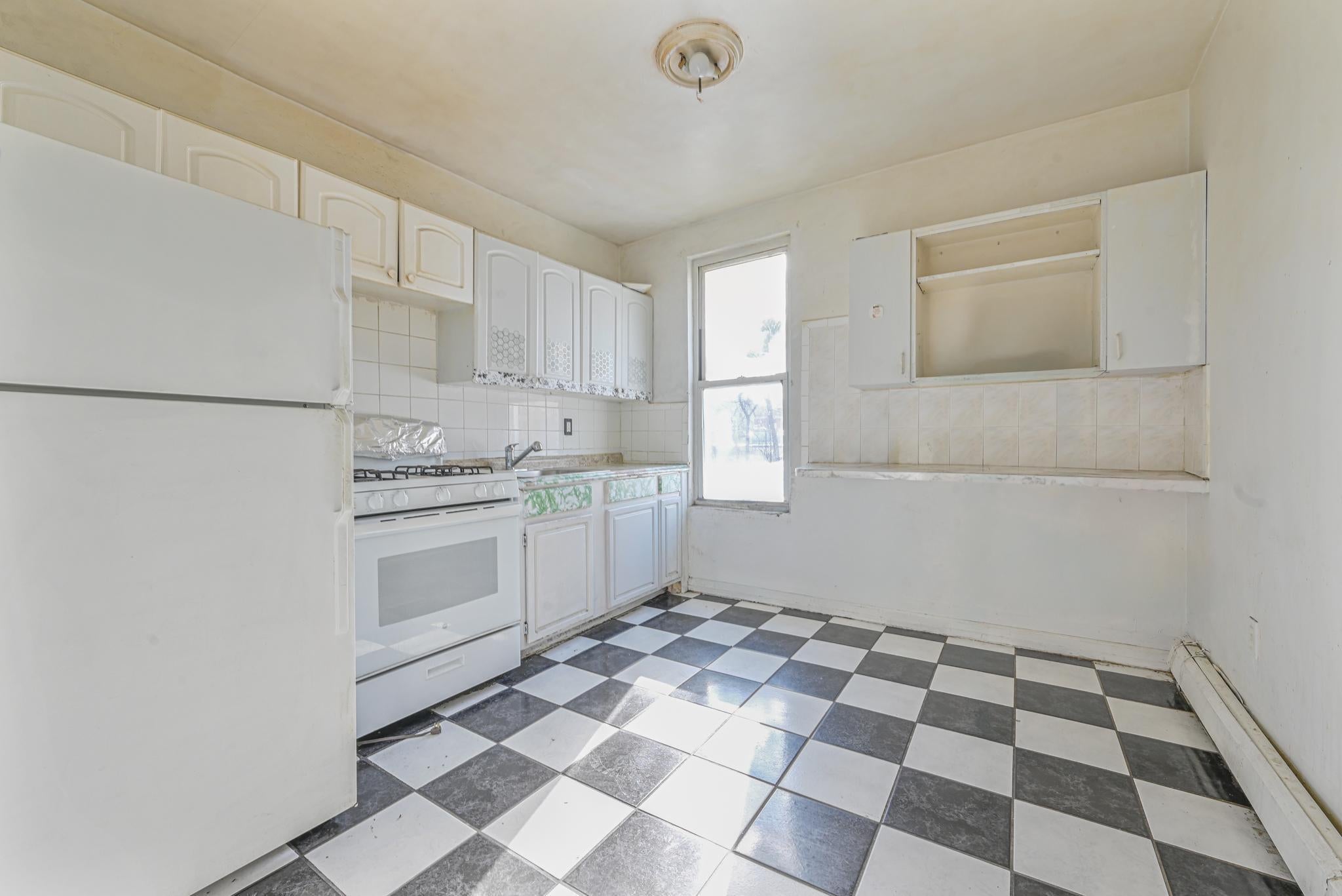 Astoria, New York, 11102, United States, 5 Bedrooms Bedrooms, ,2 BathroomsBathrooms,Residential,For Sale,1895172