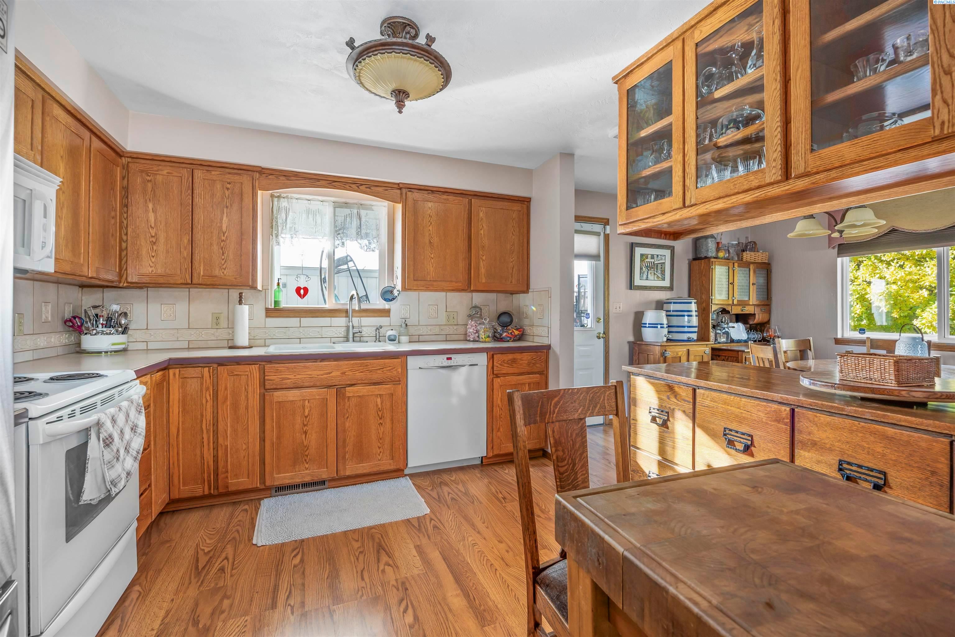 Prosser, Washington, 99350, United States, 4 Bedrooms Bedrooms, ,1 BathroomBathrooms,Residential,For Sale,1984108