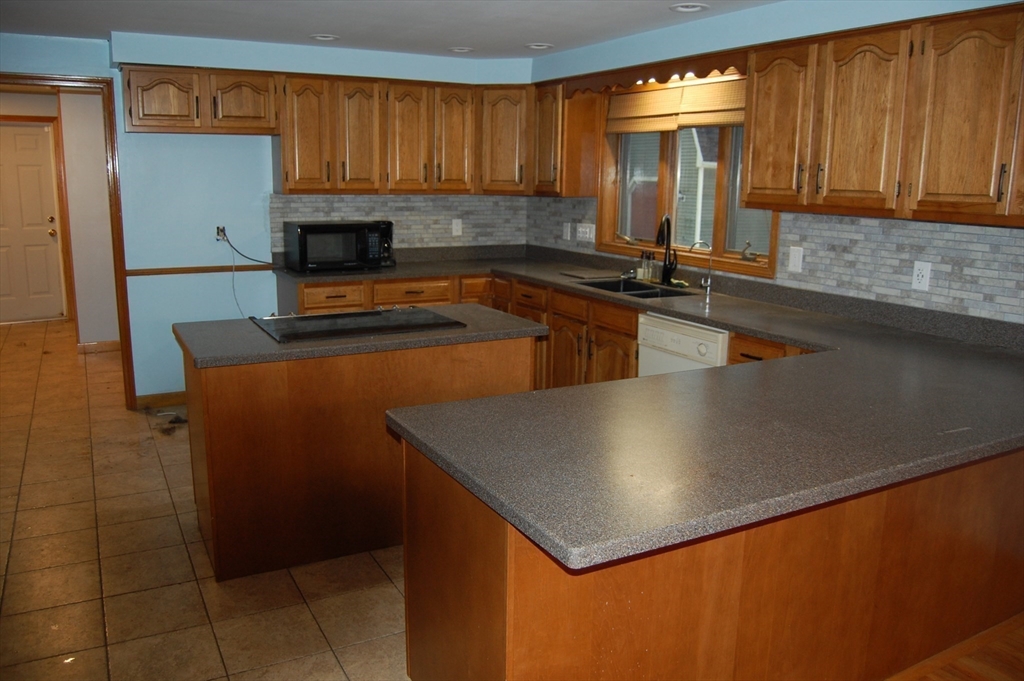 Spencer, Massachusetts, 01562, United States, 4 Bedrooms Bedrooms, ,3 BathroomsBathrooms,Residential,For Sale,1861461