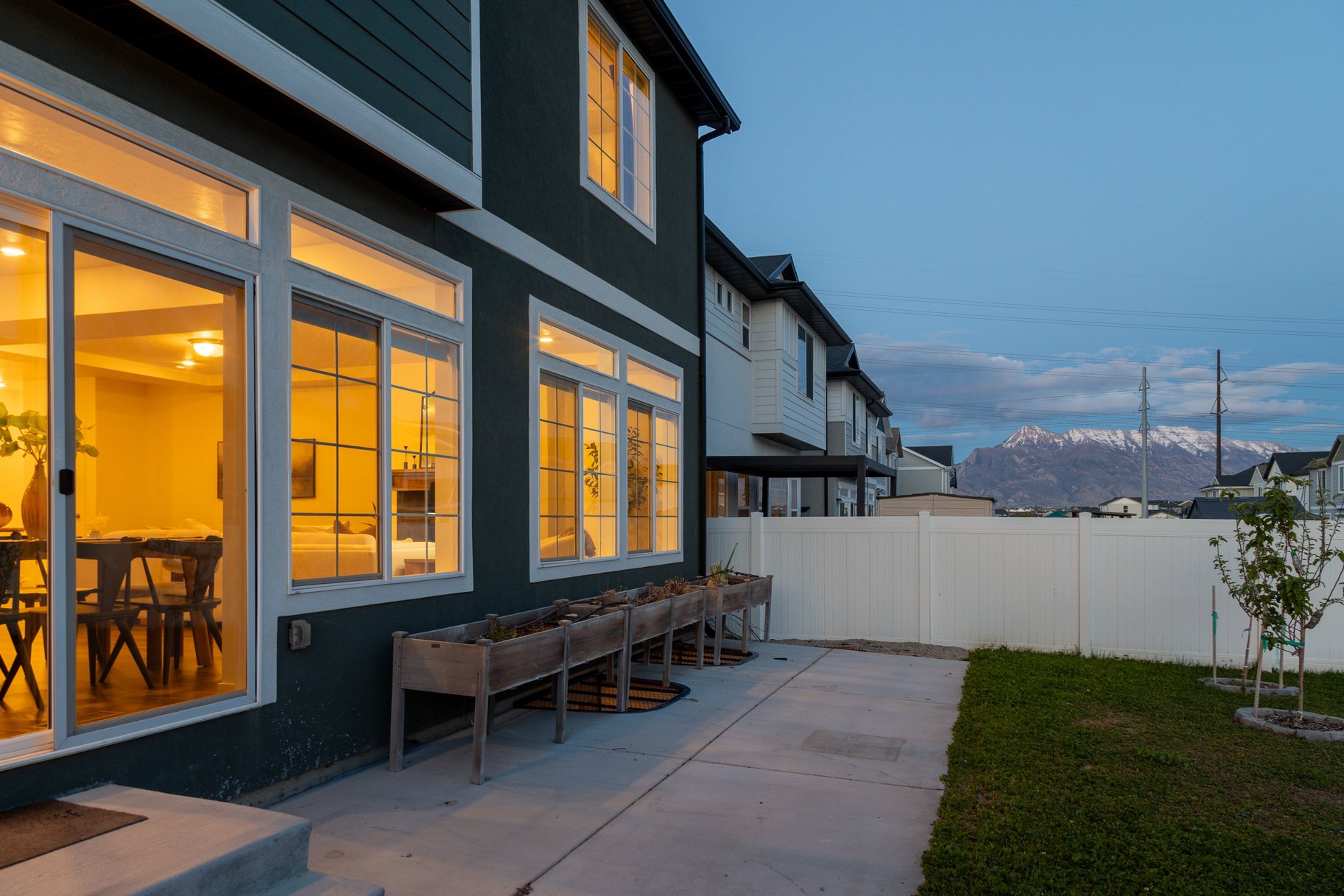  Fresh, Bright & Beautiful 2-Story Home - 物件實景