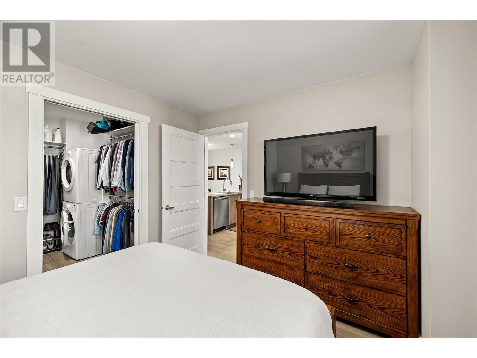 KELOWNA, British Columbia, V1Y 1N1, CA, 2 Bedrooms Bedrooms, ,1 BathroomBathrooms,Residential,For Sale,1859956