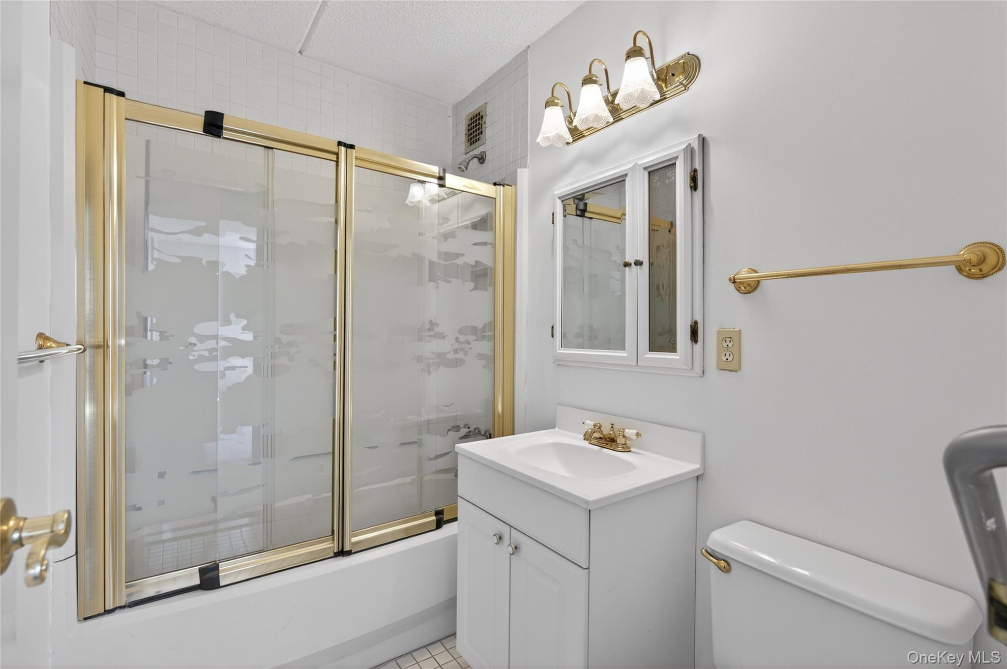  175 Maple Avenue, Westbury, NY, 11590 - 物件實景