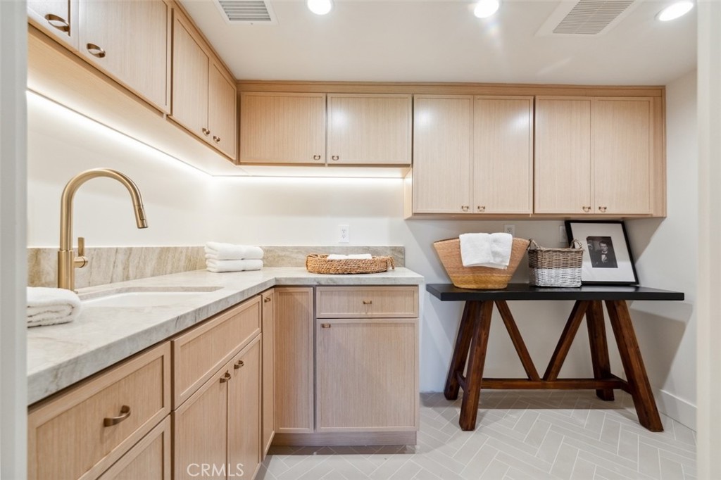 Sherman Oaks, California, 91423, United States, 4 Bedrooms Bedrooms, ,6 BathroomsBathrooms,Residential,For Sale,1960498