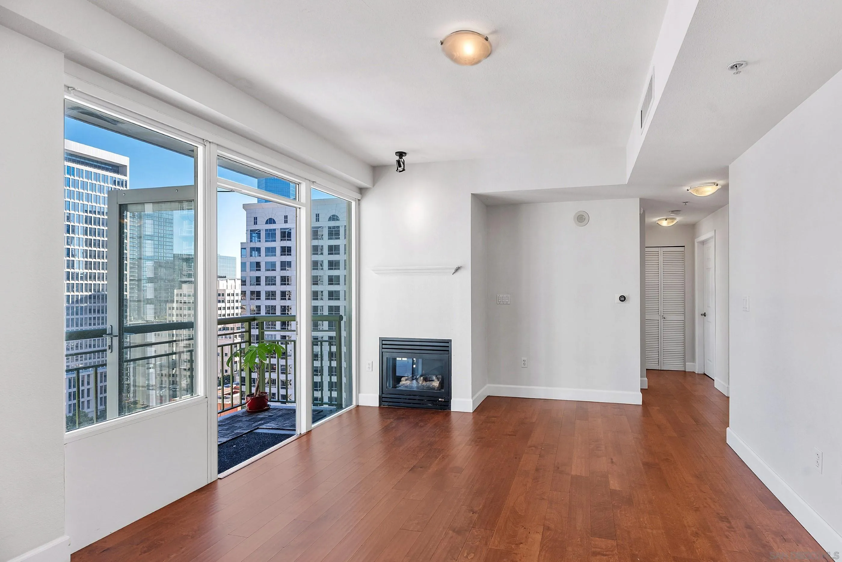 San Diego, California, 92101, United States, 1 Bedroom Bedrooms, ,1 BathroomBathrooms,Residential,For Sale,1999122