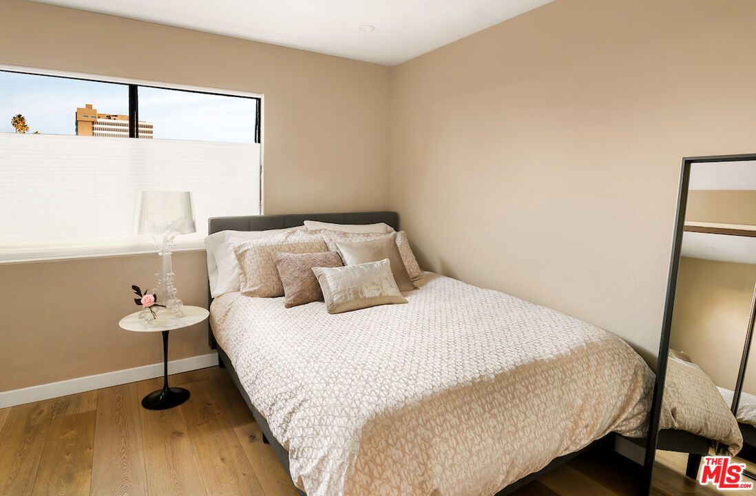 Santa Monica, California, 90403, United States, 2 Bedrooms Bedrooms, ,3 BathroomsBathrooms,Residential,For Sale,1986482