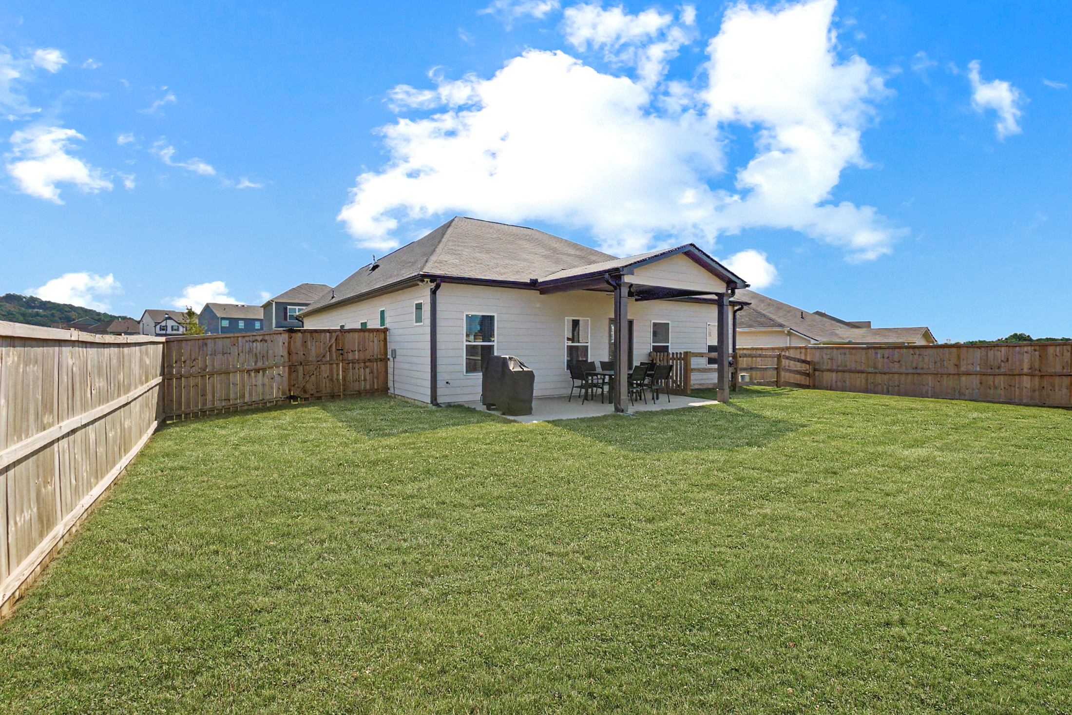  Better-Than-New Ranch with Designer Upgrades - 物件實景